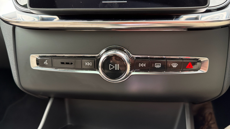 Volvo XC90 2.0 T8 PHEV Ultra Dark 5dr AWD Geartronic Estate